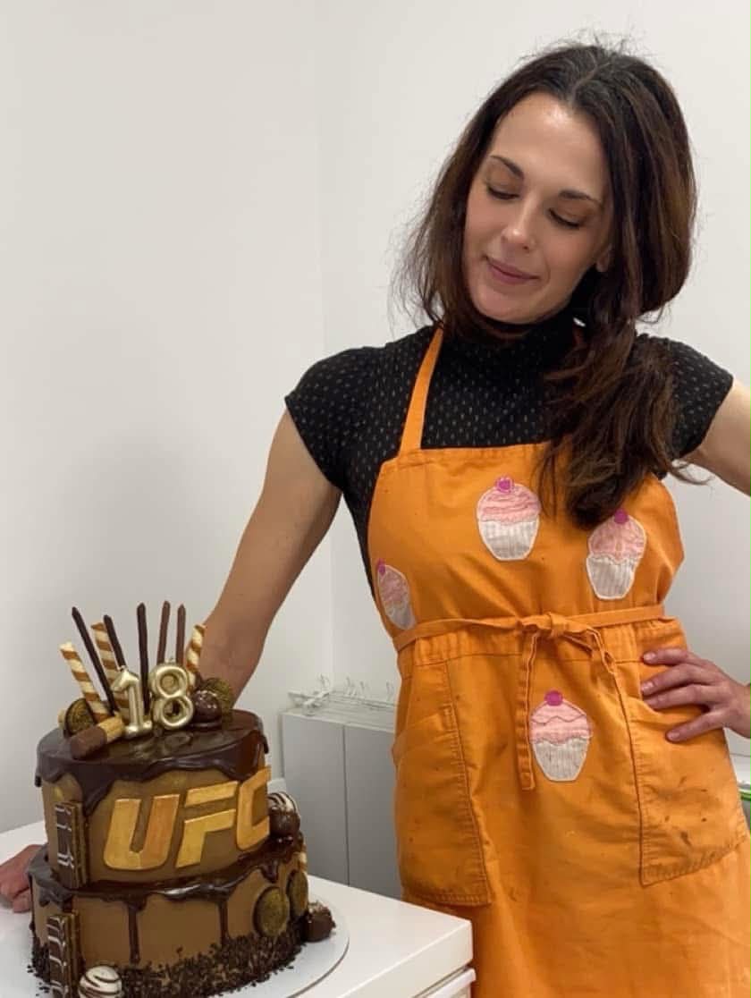 Milana Radovančev Đurđev u radionici pored torte koju je ukrašavala